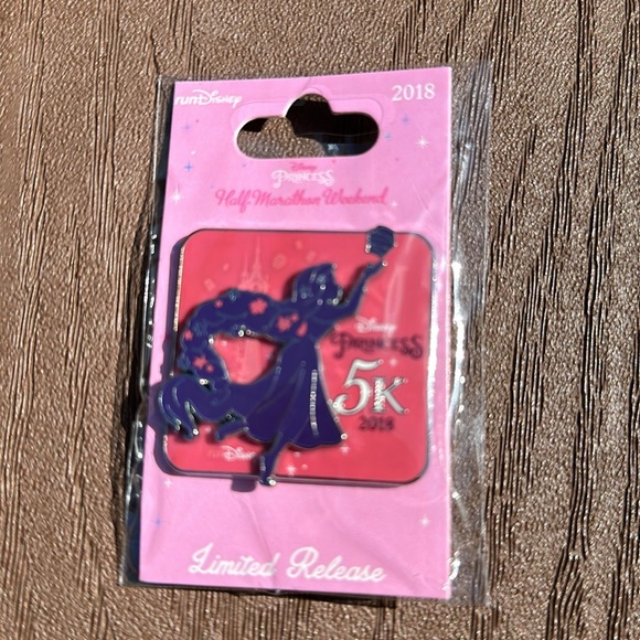 Disney Trading Pin 2018 half marathon weekend limited release 5k set of 2 NWT - Picture 5 of 6